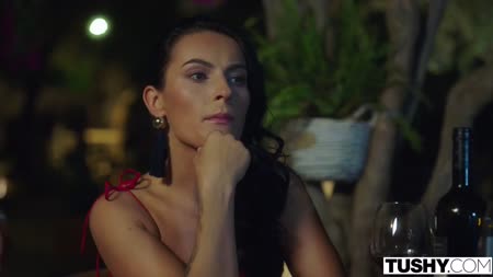 #1 Красивую девушку нежно чпокают в анал на берегу моря