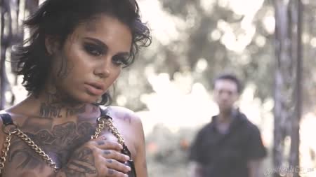 #1 Татуированную неформалку жестко отодрали на улице