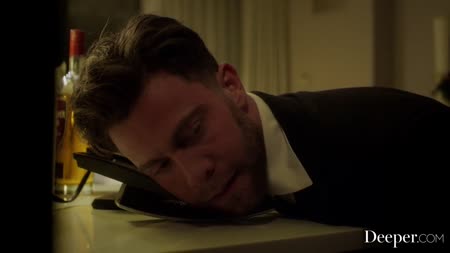 #1 Агрессивный трахарь жестко впечатывает девушку в кровать