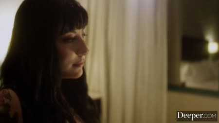 #2 Агрессивный трахарь жестко впечатывает девушку в кровать