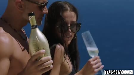 #1 Худенькую попу зрелищно насаживают на член