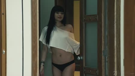 #1 Молодая азиатка красиво шпилится с парнем и мило стонет