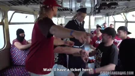 #1 Блондинка оказалась в толпе возбужденных мужиков