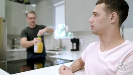 #1 Милфа с большими буферами показывает первоклассное порево