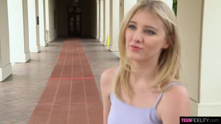 #1 Блондинка после откровенной фотосессии не против трахнуться