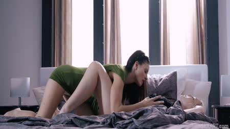 #2 Молодые лесбияночки демонстрируют потрясный фистинг