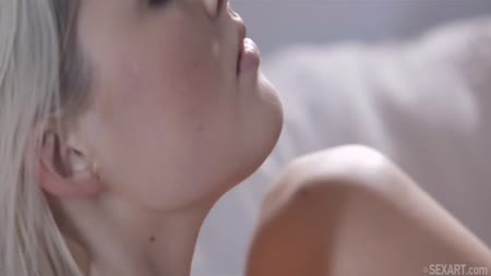 #7 Молодые лесбияночки демонстрируют потрясный фистинг