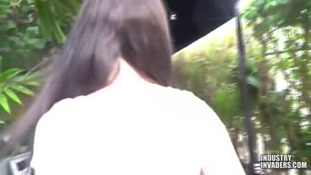 #1 Жопастая брюнетка стонет от черного члена в писе