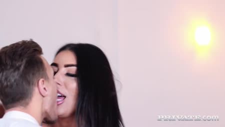 #2 Грудастая милфа округляет глаза от большого пениса самца