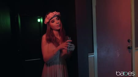 #1 Сучка с классными сиськами хорошо умеет делать минет