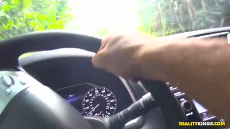 #2 Стервозная сучка охотно приложилась к члену в машине