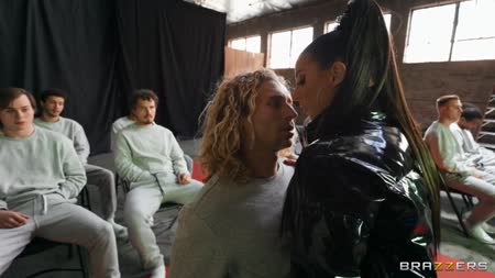 #2 Гламурная бабенка в секс наряде отсосала целой толпе