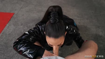 #3 Гламурная бабенка в секс наряде отсосала целой толпе