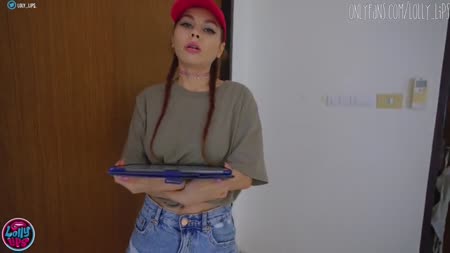 #1 Девушка курьер согласилась подработать и примерила белье из заказа