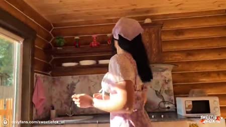 #1 Фигуристая доярка не против немного расслабиться с конюхом