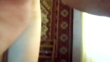 #5 Шлюшковатая бабенка транслирует свою мастурбацию в интернете