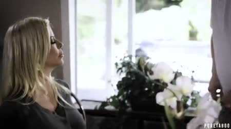 #1 Две настойчивые самки раскрутили чувака на секс втроем