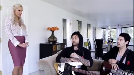 #1 Гламурная солистка занялась сексом с музыкантами